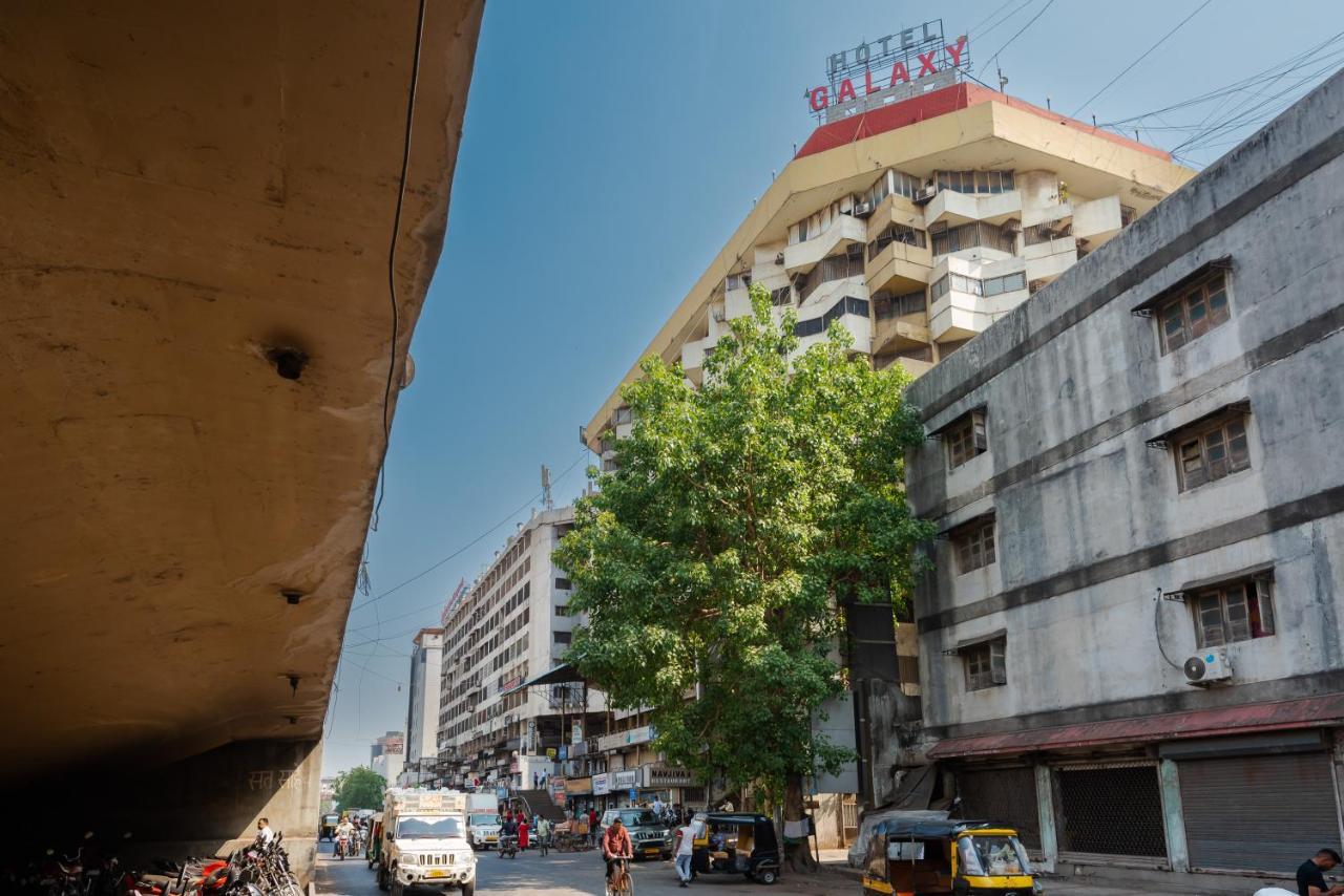 Hotel Galaxy Opp Surat Railway Station Zewnętrze zdjęcie